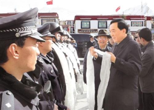Chen Quanguo offers security forces Khatag before the period of heightened security around Tibetan New Year, 2015. (Image from Tibet Daily) 