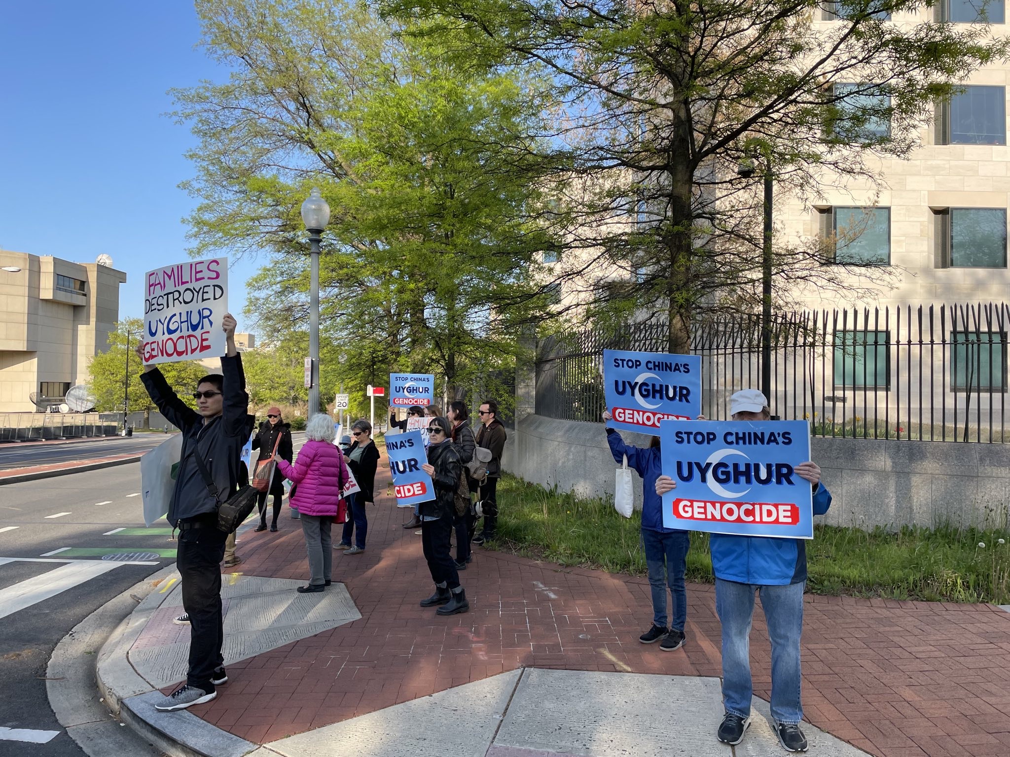 在2022年4月28日傍晚，维吾尔人权项目与犹太会堂的成员们一同在中国驻华盛顿大使馆前示威。